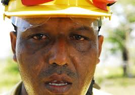 Los bomberos voluntarios retan el peligro entre las llamas y el bosque