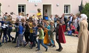 Das mädchen wusste, wann der mann ___ feld arbeiten ging. Chunradus Grundschule Ging Ins Mittelalter Zuruck Region Neumarkt Nachrichten Mittelbayerische