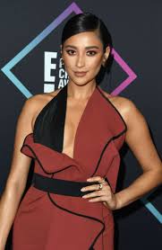 Shay Mitchell: Peoples Choice Awards 2018 -09