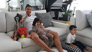 Birth dates, parentage, surnames and fun facts about portuguese footballer cristiano ronaldo, his 4 children and his girlfriend georgina rodriguez. Suss Hier Liegt Cristiano Ronaldo Mit Seiner Familie Im Bett Promiflash De
