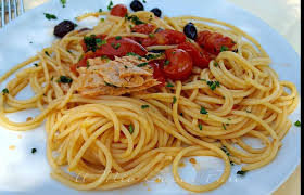 Il tonno si sposa perfettamente al gusto delle olive nere, e per questa mia il sugo al tonno con olive si può arricchire secondo gusti personali anche con dei capperi, o con un pizzico di peperoncino, con. Spaghetti Tonno Pomodorini E Olive Ricetta Facile E Veloce