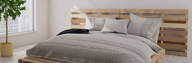 Aus paletten lässt er sich ganz einfach fürs eigene zuhause selber bauen. Diy Schlafzimmer Ein Bett Aus Paletten Selber Bauen Ratgeber Diybook De