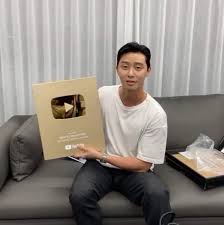 I built the first ever thexvid gold play button bass guitar. Park Seo Joon Becomes First Korean Actor To Receive Youtube Gold Play Button Soompi