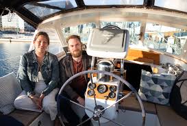 This used 2001 gibson 44 houseboat measures 44' in length and is listed for $69,950. This Couple Gave Up Their Leslieville Semi And Moved Into A Sailboat
