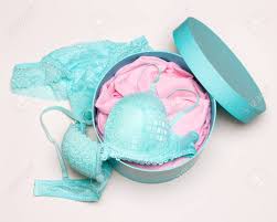Boite Cadeau Ronde Avec Un Ensemble De Lingerie Belles Sous Vetements Feminins Gros Plan Haut Vue Banque D Images Et Photos Libres De Droits Image 93137865 H&m est votre destination shopping pour la mode, la maison, les vêtements pour enfants et les produits de beauté. boite cadeau ronde avec un ensemble de lingerie belles sous vetements feminins gros plan haut vue