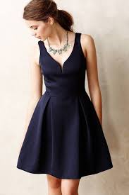 Schwarzes Kleid Braunes Haar Eine Blaue Kette Kleider Zur Hochzeit In 2020 Trendige Kleider Schwarzes Kleid Kleider Fur Hochzeitsgaste