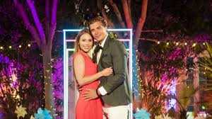 Latest news on love island 2021 contestants and new host laura whitmore plus more on the love island villa and series 7 lineup. Love Island 2020 Knallharte Vertrage Enthullt An Diese Regeln Mussen Sich Die Teilnehmer Halten News De