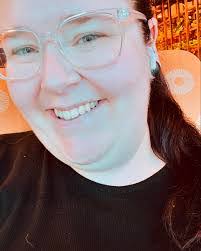 Loretta Lindsay's Instagram, Twitter & Facebook