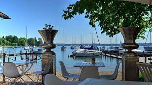 Ein see von majestätischer schönheit, umrahmt von einer bilderbuchlandschaft. Hotel Am See Tutzing Tutzing