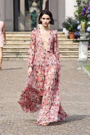 Presso il nostro atelier potrai scegliere tra abiti da sposa semplici a modelli più particolari, dal classico abito da sposa principessa ad un vestito a sirena. Red Carpet Kleid Aus Seiden Georgette Mit Schmetterling Print