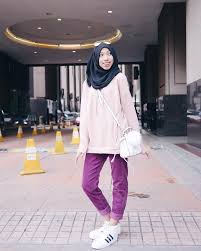 Fashion berhijab anak muda 2017 yang modis dan trendy 5 Gaya Busana Hijab Yang Kekinian Untuk Anak Remaja Masa Kini Fashion Fimela Com