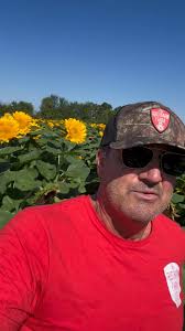 Two varieties of sunflowers are popping this weekend at www.TheRedBarn.Farm  391 US-Route 206 Hammonton NJ