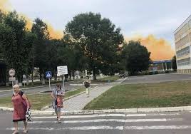 Парень пытался из окна комнаты перелезть на трубу рядом, говорят в полиции, однако там оторвалась скоба и парень просто. Ffnxs6kb0pucvm