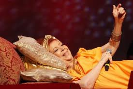 De pé no chão, 1978. Madrinha Do Samba Beth Carvalho Faz Show Deitada Exame