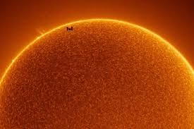 Sebagaimana posisi yang disinggung diatas, hal ini akan membuat bumi tertutupi cahaya matahari karena bulan. Iss Tertangkap Kamera Melintas Di Depan Matahari