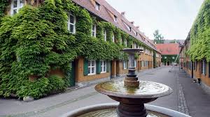 Die Fuggerei In Augsburg Die Alteste Sozialsiedlung Der Welt Br De Augsburg Siedlung Augschburg