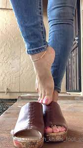 Kim kisses foot goddess-17-02-2021-Showing you my slip on wedges