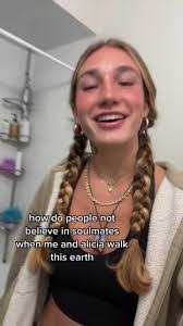 Leila Chapman's Instagram, Twitter & Facebook