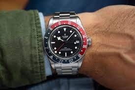 It's slightly chunky (in a good way), with tall polished flanks and a squarish profile that wears really well. A Week On The Wrist The Tudor Black Bay Gmt Hodinkee