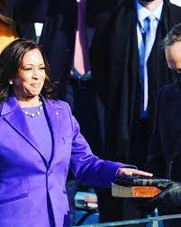 とみた宝飾 | 【カマラ・ハリス副大統領とパール】 昨日のアメリカ大統領就任式で 副大統領に就任した カマラ・ハリス氏  昨日も身につけていた彼女のアイコンでもある 「パール」 スーツにもカジュアルにも 色んな種類のパールを身に着けていらっしゃいます。 ハワード ...