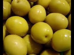 تخليل و تصبير الزيتون المدقوق المشقوق بالبيت من المطبخ المغربي مع ربيعة Olive En Conserve Youtube Green Olives Olive Yummy Greens