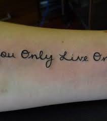 Spruch Tattoo 20 Tattoo Ideen Zur Inspiration In Verschiedenen Sprachen