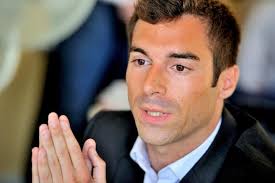 L'élu explique qu'il a été victime d'« insultes publiques », d'« homophobie. L Elu Rn Julien Odoul Insulte Et Menace Dans Une Video Tournee Dans Un Bar De Sens Sens 89100