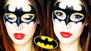 Fledermaus Schminken Schritt Fur Schritt Anleitung Mit Bildern Fledermaus Schminken Batman Schminken Schminken Halloween