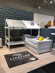 Hausbett Kinderbett Beachhouse Bett Auf Der Kolner Mobelmesse 2019 Gemutlicher Sitzplatz Direkt Am Kinderbe Kinder Zimmer Kinderbett Dach Kinder Zimmer Ideen