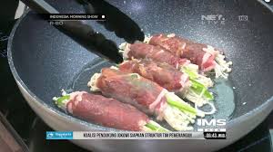 Makanan ini biasa disantap oleh keluarga di jepang pada saat musim dingin. Let S Cook Asian Enoki Beef Rolls Cheese Melt Youtube