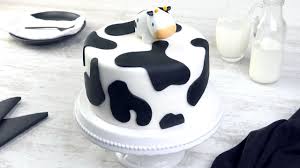 Kunstvoller Kuchen Mit Kuhflecken Buttercreme Und Fondant In 2020 Cow Cakes Cake Chocolate Cow