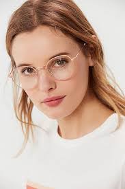 Les lunettes de soleil font partie prenante du look de chaque femme, elles sont cette section est dédiée à la vente de lunettes de soleil pour femme des meilleures marques de la collection automne. Leser Der Kendall Runde O U T F I T Der Kendallrunde Leser Outfit Glasses Fashion Womens Glasses Wire Rimmed Glasses
