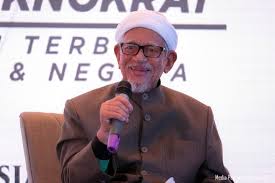 Ruu ini bertujuan untuk mengawal pembiayaan masjid dengan lebih ketat, untuk meningkatkan penguasaan persatuan muslim dengan tekanan terhadap umat islam, dan untuk mencegah pegawai agama datang dari luar negeri. Yakin Ruu 355 Dapat Dilaksanakan Presiden Pas