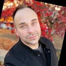 Dana Householder's Instagram, Twitter & Facebook