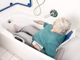Professionell angebracht kann ein lift für die badewanne nicht nur vor verletzungen schützen, sondern den menschen auch wieder ein stück selbstachtung zurückgeben. Ratgeber Badelifte Und Hebehilfen Fur Die Badewanne Tipps Und Losungsbeispiele Online Wohn Beratung De