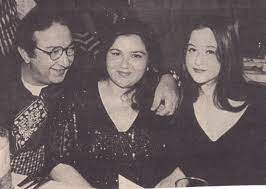 نور مع ابنتيه سارة ومى عام 1996 in 2021