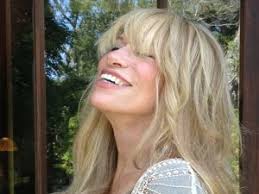 The Counterintuitive Wisdom of Carly Simon