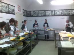 Staccarlo dalla testa con tutta la buccia, poggiarlo sulla spianatoia in modo da rivolgere la parte concava verso il basso, schiacciarlo con la lama del coltello. A Tavola Con Lo Chef Scuola Di Pasticceria E Gelateria Torte Al Cioccolato