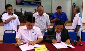 Koperasi berasal dari bahasa latin coopere atau cooperation dalam bahasa inggris, co berarti bersama dan operation berarti bekerja. Koperasi Pembangunan Setiu Koperasi Daerah Kedua Terbaik Malaysia Trdi News
