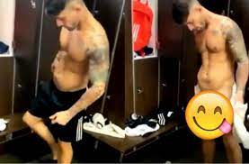 VIDEO] Futbolista con pene grande en el vestuario - Chicos G