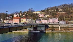 Båssa) is a city in lower bavaria, germany, also known as the dreiflüssestadt (city of three rivers) because the danube is joined there by the inn from the south and the ilz from the north. Passau Die Drei Flusse Stadt Foto Bild Urlaub City World Bilder Auf Fotocommunity