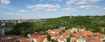 It lies in the valley of the confluence of neris and vilnia rivers and has 527,930 inhabitants (2013 statistics). Vilnius Entdecken Die Stadt Fur Entdecker Mojitopapers