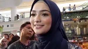 Jun 10, 2021 · dalam postingan terbaru pada kamis (10/6), kritik pedas pun kembali mampir pada jedar. Usung Tema Biru 5 Potret Lamaran Citra Kirana Dan Rezky Aditya