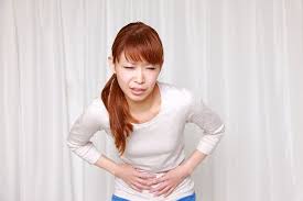 Sakit perut bagian atas bisa jadi gejala gangguan lambung, limpa, pankreas, ginjal, kelenjar adrenal, usus, hati, sampai kantong empedu. Enam Penyebab Sakit Di Ulu Hati Dan Tips Mengatasinya Alodokter