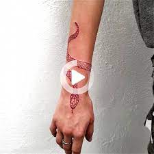 50 Ideas Unicas De Tatuaje De Muneca Para Mujer Con Significado De La Muneca Unique Wrist Tattoos Wrist Tattoos Wrist Tattoos Words