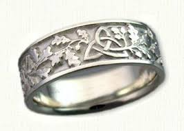 Celtic Triangle Knot With Oak Leaves Wedding Band Shown In 14kt White Gold We Make This Ring Celtic Wedding Rings Celtic Jewelry Vintage Engagement Rings