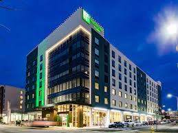 Nestled next to the tennessee river near the georgia border, chattanooga, tn is a bustling city with tons of charm and character. Downtown Chattanooga Hotel With Indoor Pool Holiday Inn Suites Chattanooga Downtown
