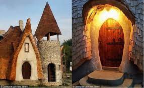 Casa a devenit deja o atractie turistica si are o pagina de facebook cu 18.000 de prieteni, noteaza jurnalistii britanici. Cum AratÄƒ Castelul De Lut Al Vampirilor Din Transilvania Turism Istoric