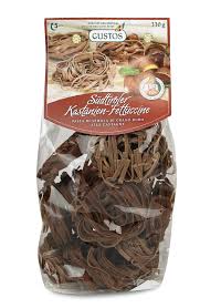 Quando l'impasto sarà diventato più sodo, trasferiamolo su una spianatoia infarinata e continuiamo a lavorarlo con le mani aggiungendo la farina un po' alla volta. Fettuccine Alle Castagne Gustos Alto Adige