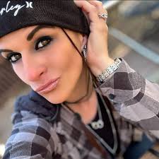 Hi! Someone wants to play together? ☺️ Anyone got any spare friendship  rose/bouquet? 🙏🏻 I play